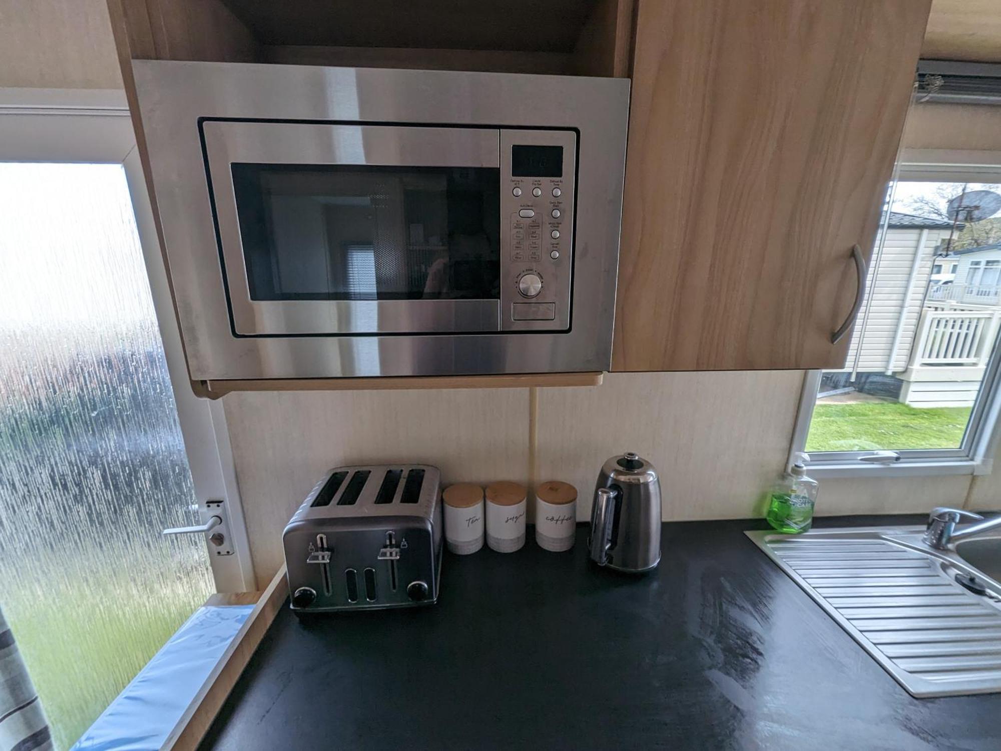 3 Bedroom Caravan, Sleeps 8 Lyons Lido Beach Prestatyn Exterior photo